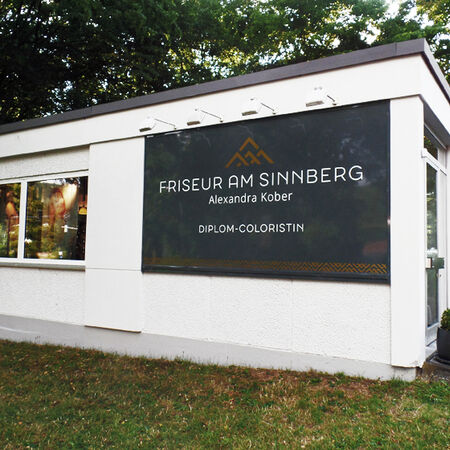 Dibondschild an Fassade. beleuchtet. Produziert von Beschriftung - Siebdruck Mühle e. K., Bad Kissingen.