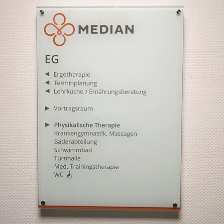 Wegweiser Klinikum – Schild im Innenbereich mit Abstandshaltern. Produziert von Beschriftung - Siebdruck Mühle e. K., Bad Kissingen.